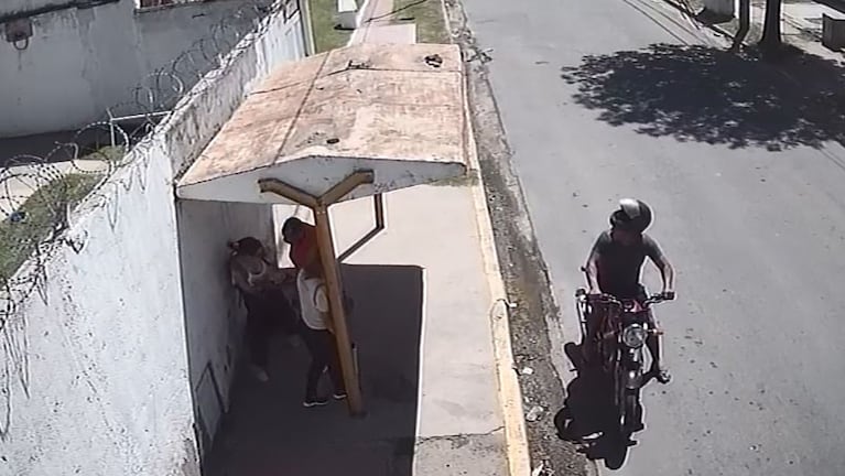 Se iban a trabajar y fueron sorprendidas por ladrones en moto. 