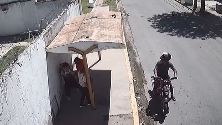 Se iban a trabajar y fueron sorprendidas por ladrones en moto.