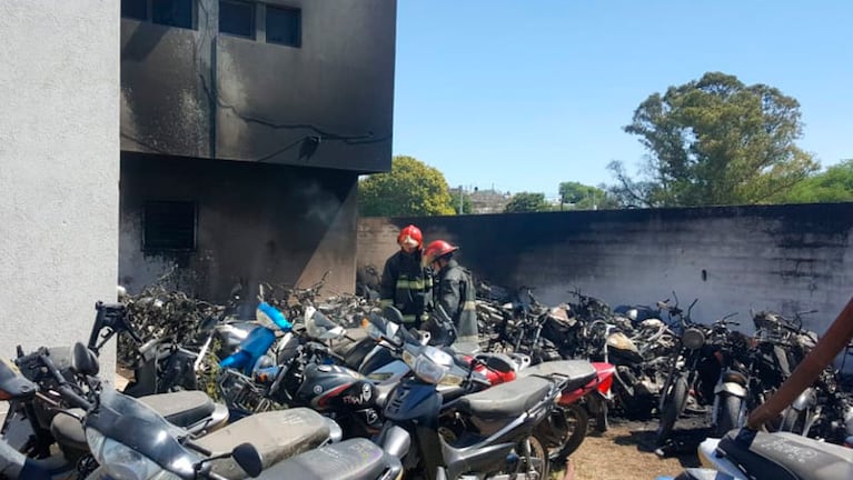 Se incendiaron unas 30 de las más de 100 motos secuestradas. Foto: Néstor Ghino / ElDoce.tv