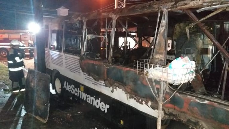 Se incendió el colectivo de un candidato a intendente de Río Tercero