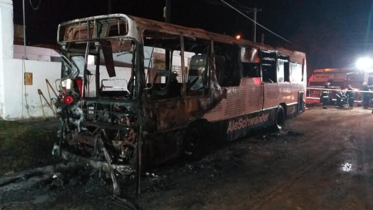 Se incendió el colectivo de un candidato a intendente de Río Tercero