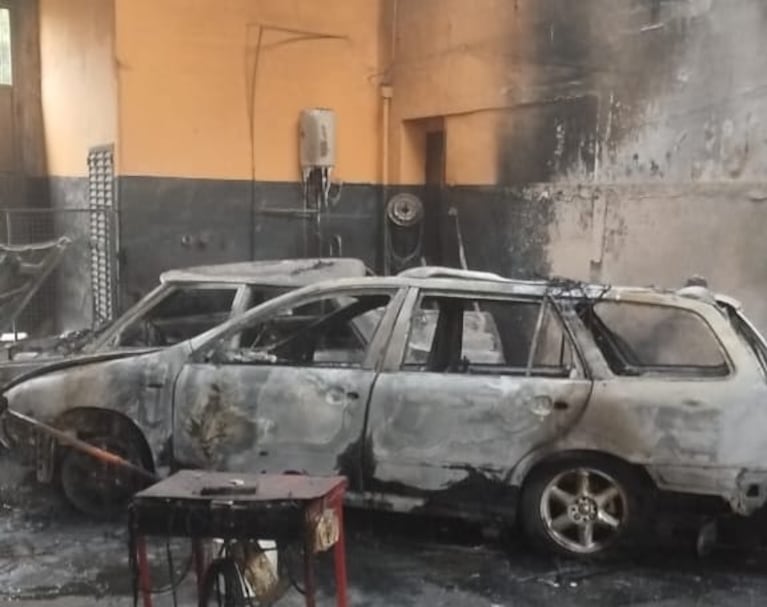Se incendió en taller en Córdoba y dos autos sufrieron destrucción total