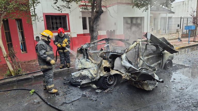 Se incendió un auto, explotó el tubo de GNC y quedó totalmente destrozado