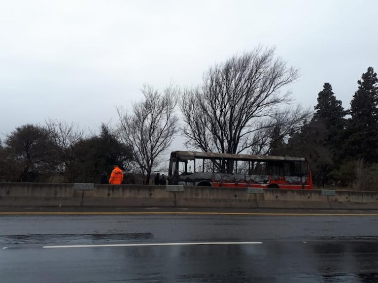 Se incendió un colectivo de Intercordoba en la ruta E 53