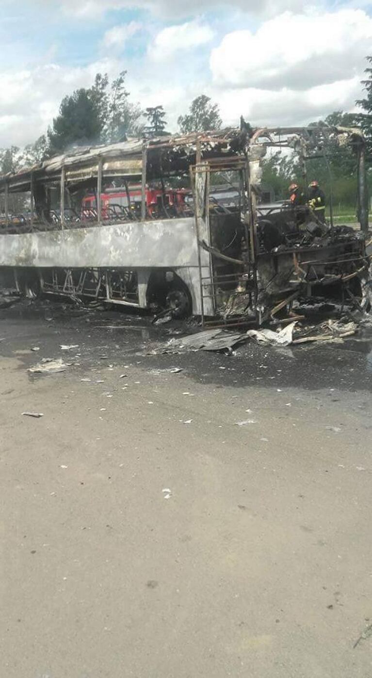 Se incendió un colectivo de Sierras de Calamuchita en la ruta 5