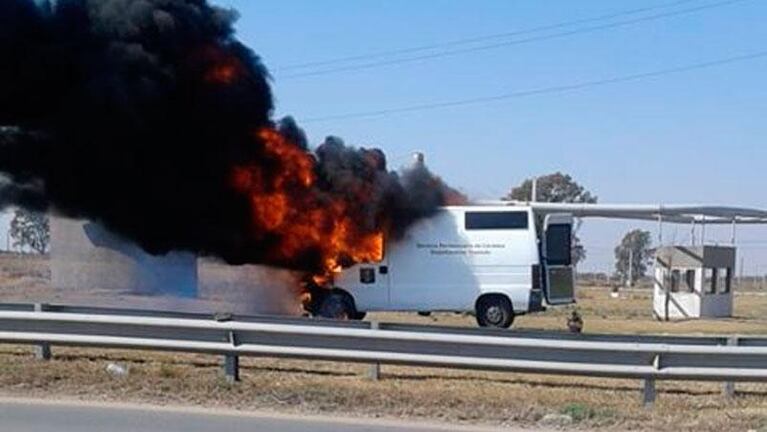 Se incendió un móvil del servicio penitenciario con tres presos dentro