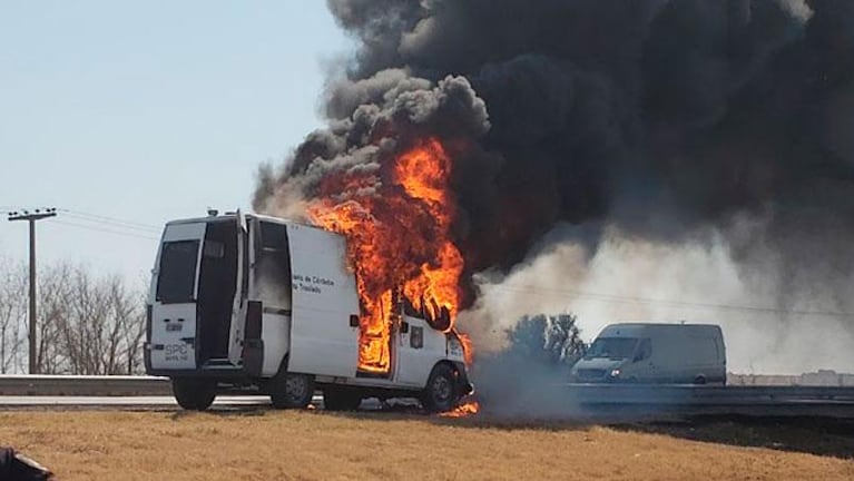 Se incendió un móvil del servicio penitenciario con tres presos dentro