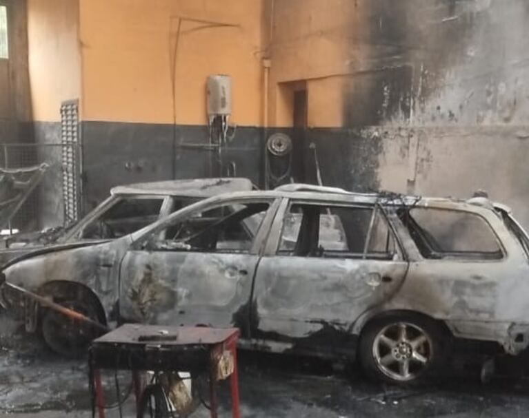 Se incendió un taller en Córdoba y dos autos sufrieron destrucción total