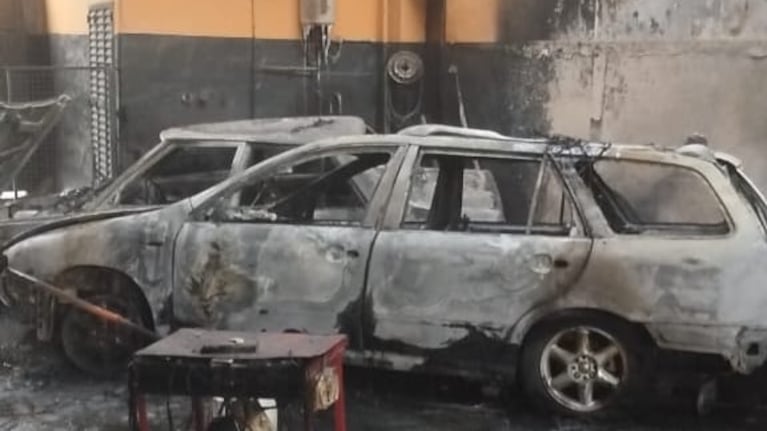 Se incendió un taller en Córdoba y dos autos sufrieron destrucción total