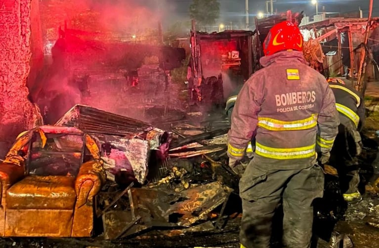 Se incendió una casa en Córdoba y una mujer quedó internada grave por monóxido de carbono