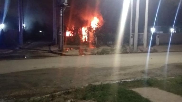 Se incendió una casa y una mujer y sus hijas terminaron internadas