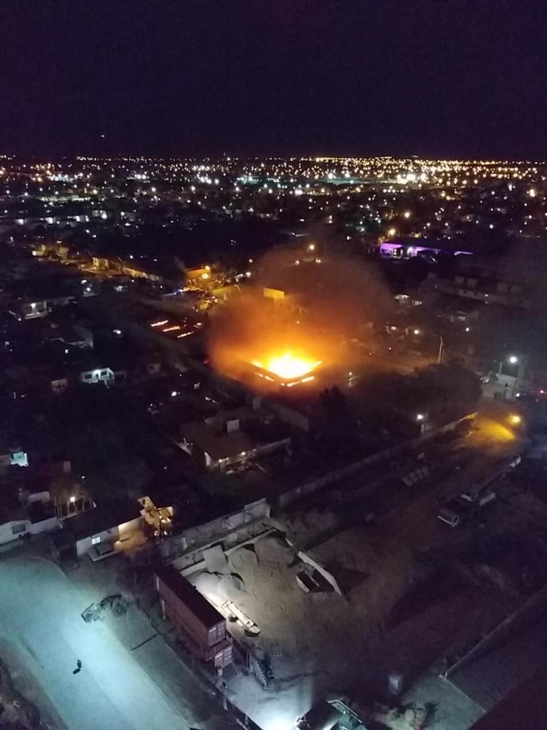Se incendió una fábrica de ropa en avenida Colón