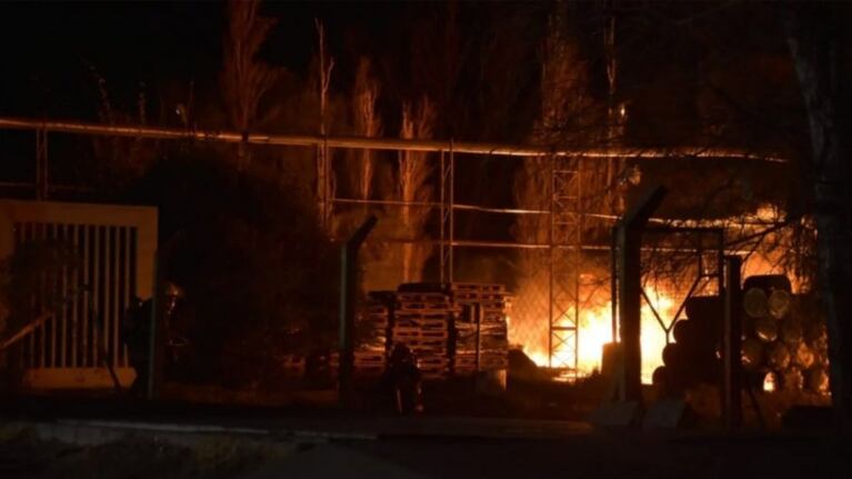 Se incendió una fábrica del pintura en San Luis.