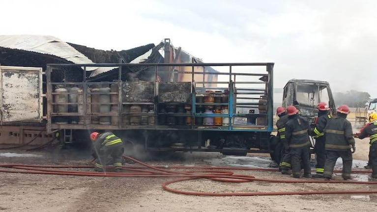 Se incendió una planta de gas y hubo heridos: los videos