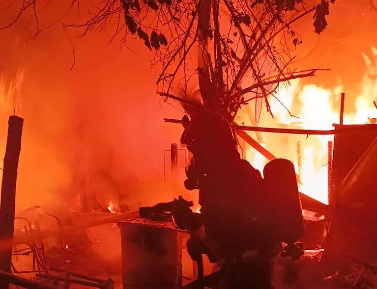 Se incendió una precaria vivienda en barrio Las Tablitas.