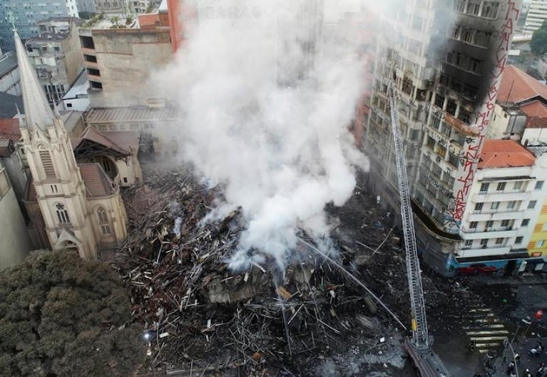 Se incendió y derrumbó un edificio en San Pablo: al menos un muerto