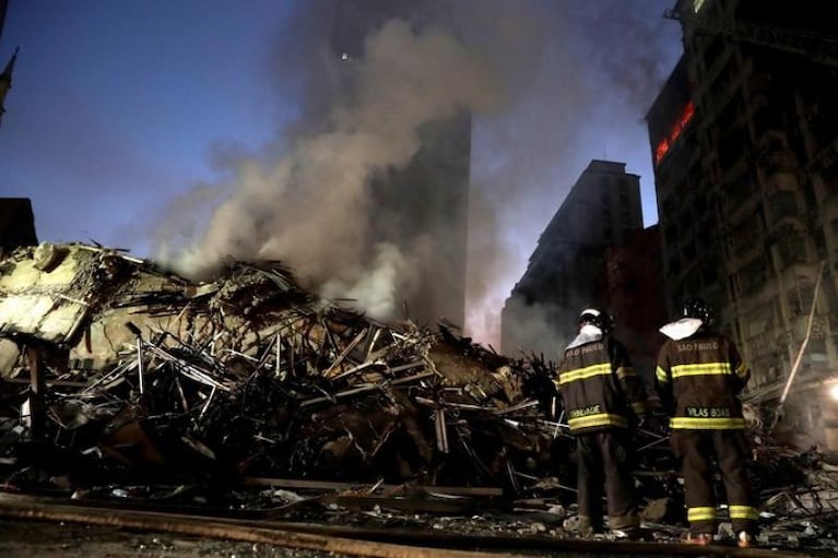 Se incendió y derrumbó un edificio en San Pablo: al menos un muerto