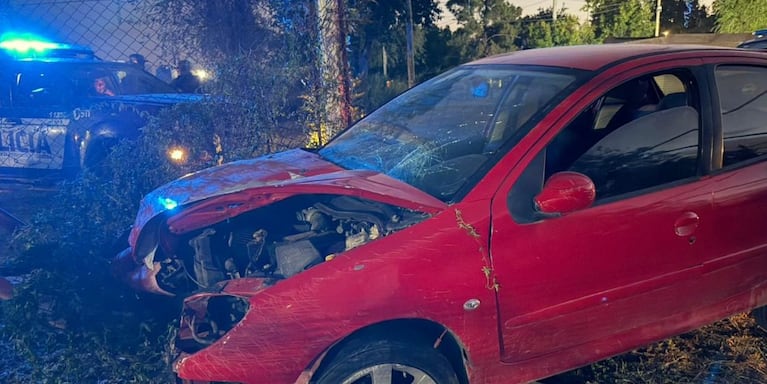 Se incrustó con su auto en una fábrica en Córdoba.