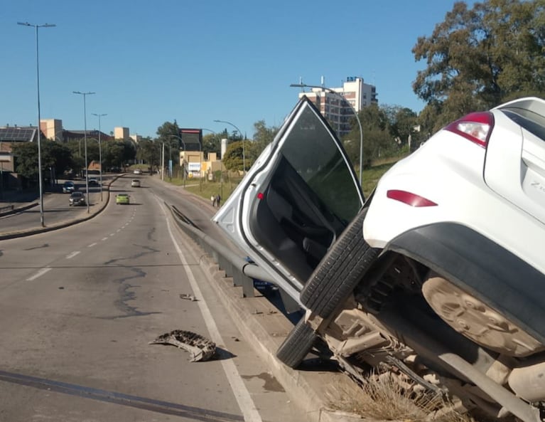 Se incrustó contra el guardarraíl del Hombre Urbano y de milagro no cayó al vacío