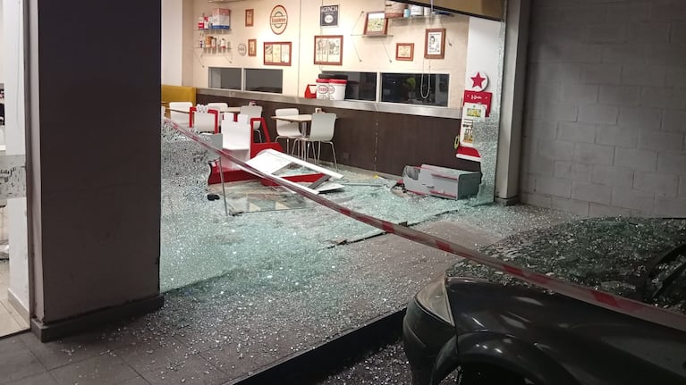 Se incrustó en la estación de servicio por inflar una rueda. (Foto: Policía de Córdoba)