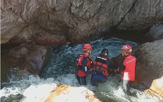 Se le cayó el celular desde las piedras, bajó al río a buscarlo y la tuvieron que rescatar los bomberos 