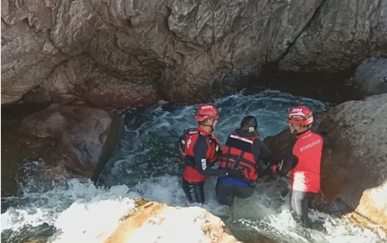 Se le cayó el celular desde las piedras, bajó al río a buscarlo y la tuvieron que rescatar los bomberos 