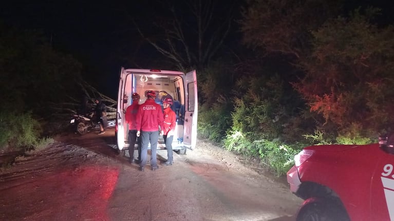 Se le cayó un árbol encima en plena tormenta y se quebró un brazo y una pierna