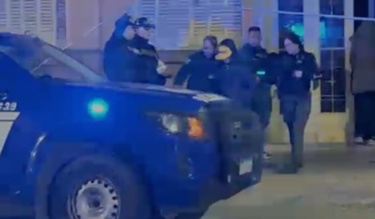 Se llevaron a a cinco personas de la casa allanada.