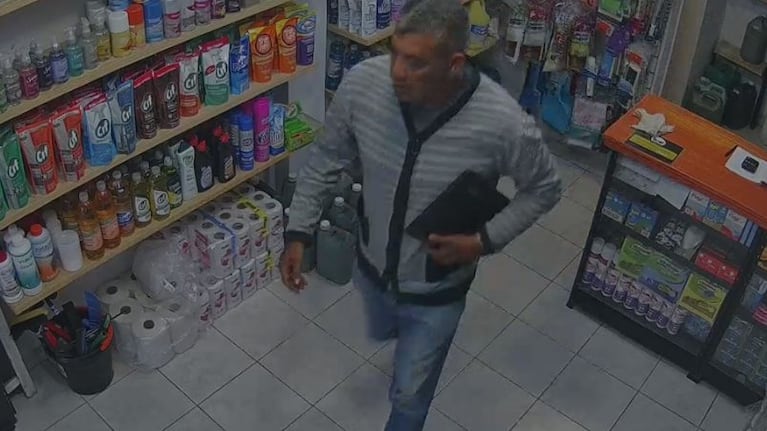 Se llevó una notebook bajo el brazo y un celular en el bolsillo.