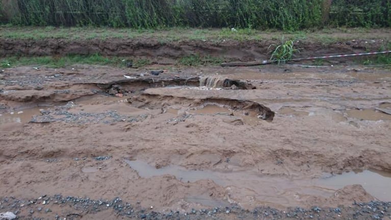 ¡Se lo tragó la tierra! Autos quedaron empantanados tras la tormenta