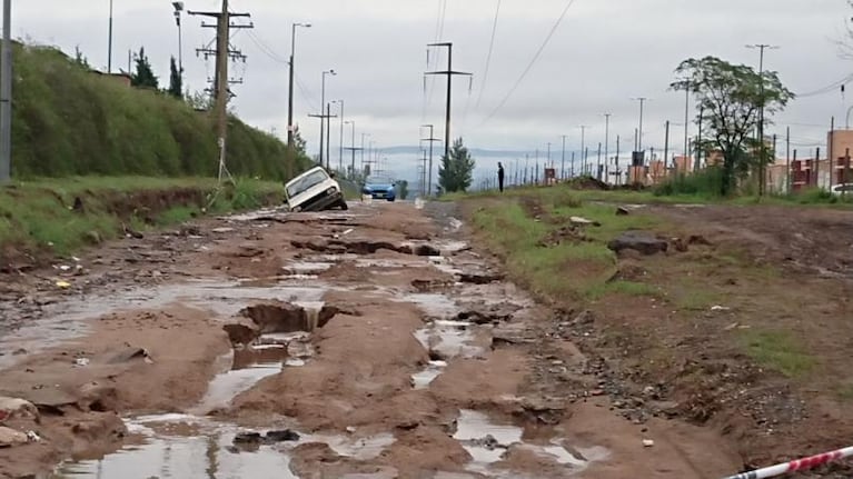 ¡Se lo tragó la tierra! Autos quedaron empantanados tras la tormenta