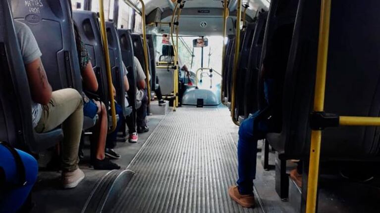 Se mantiene la prohibición de viajar parado.