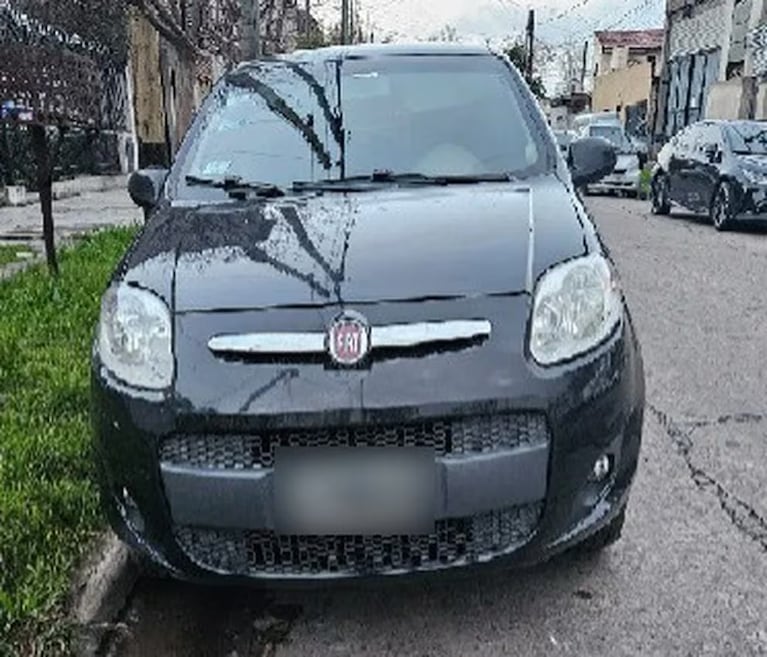 Se movían a bordo de un Fiat Palio que estaba estacionado en la puerta de la casa que fue allanada. (Foto: Prensa Policía de la Ciudad).