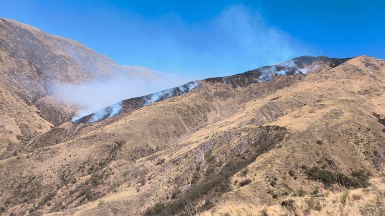 Se perdió haciendo trekking, hizo fuego para que lo rescaten y desató un incendio.
