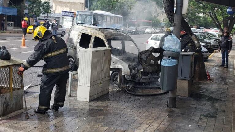 Se prendió fuego una camioneta en el centro de la ciudad