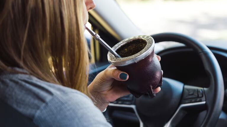 ¿Se puede aplicar multas por manejar tomando mate?