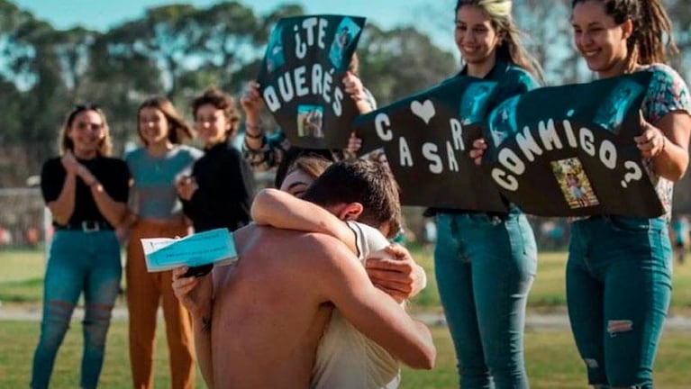 Se puso de rodillas y le pidió casamiento a su novio en pleno partido de fútbol