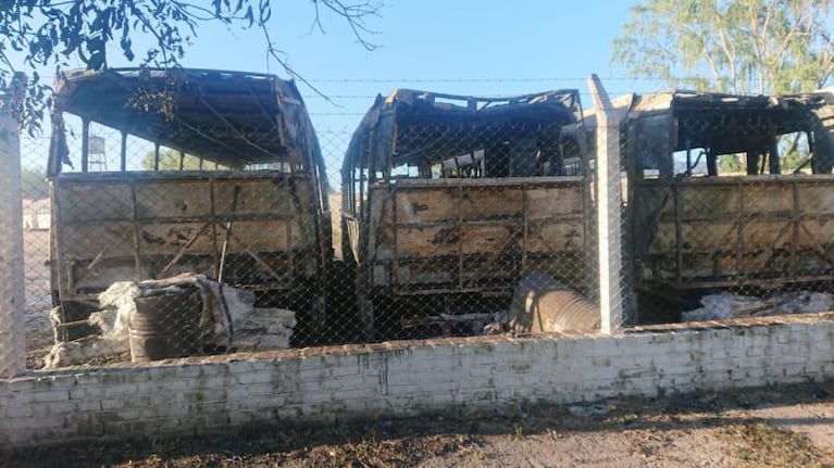 Se quemaron cuatro colectivos de ERSA en barrio Mirizzi
