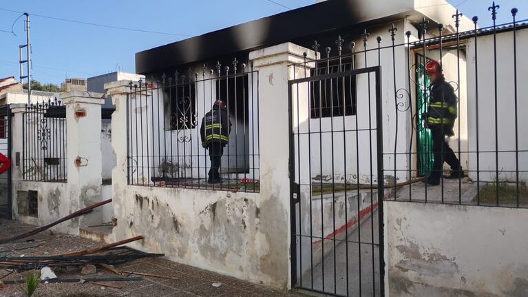 Se quemó una casa en un barrio de Córdoba y dos personas resultaron gravemente heridas.