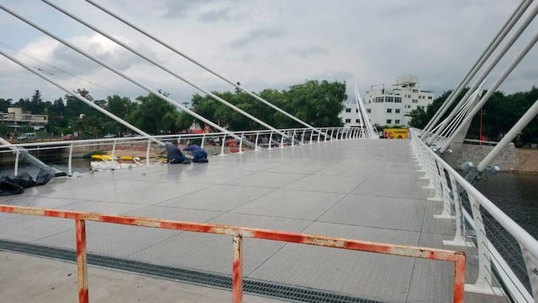 “Se quería arrancar las manos”: habló la mamá de una beba quemada en el puente de Carlos Paz