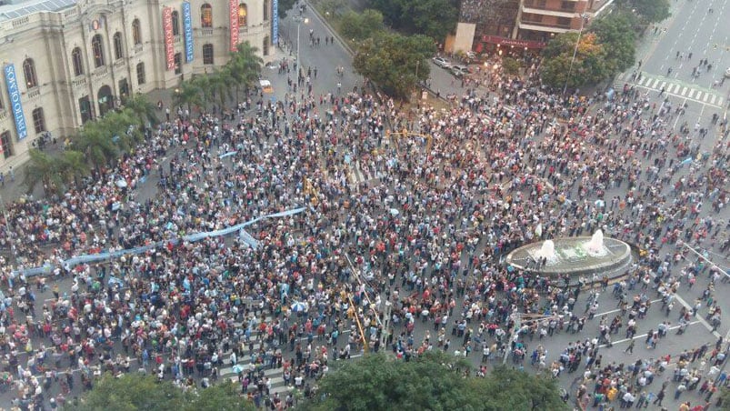 Se realiza en varias ciudades del país. En Córdoba se convocaron frente al Patio Olmos.