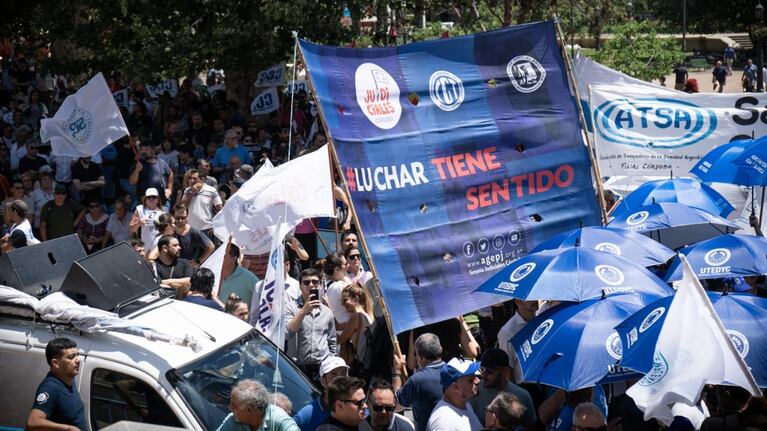 Se realizaron dos marchas en Córdoba contra las medidas de Milei.
