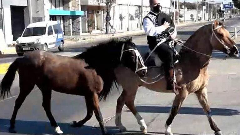 Se recibió de abogado a los 54 años y viajó a caballo 50 kilómetros para la entrega del título