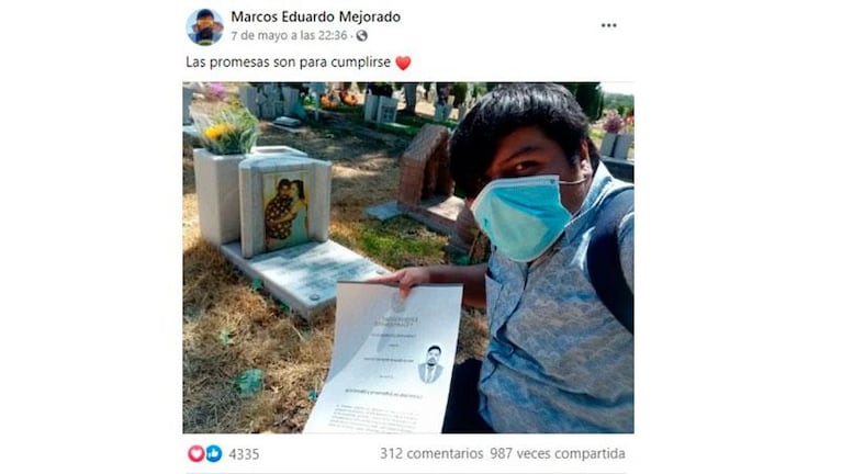 Se recibió y se sacó una selfie en la tumba de sus padres en su honor