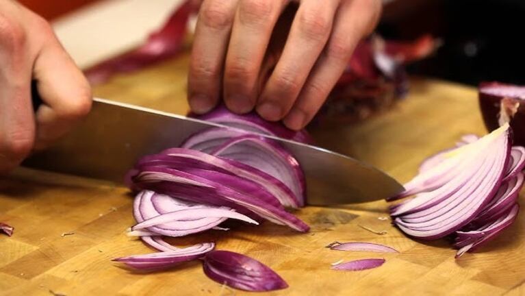 Se recomienda cortar cebollas con un cuchillo fino y afilado.