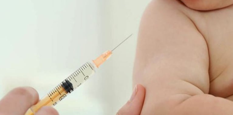 Se recomienda vacunar a los niños para evitar la enfermedad.