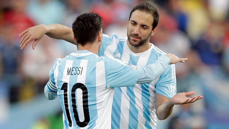 ¿Se repetirá el abrazo? Messi e Higuaín irán de arranque el martes.