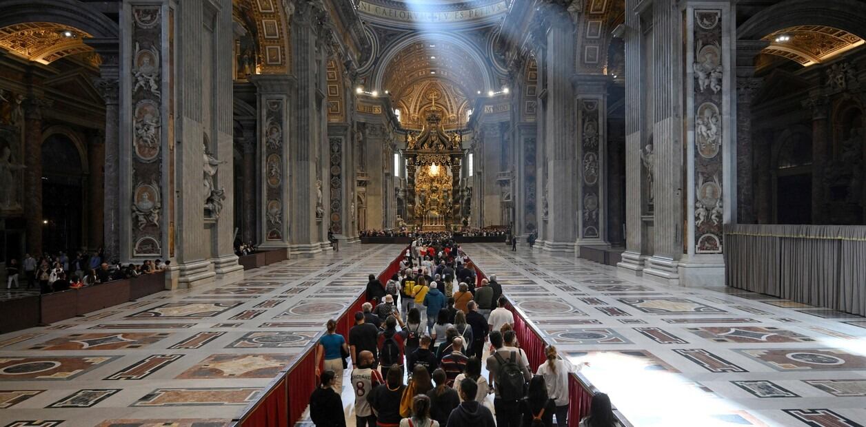 Se repiten las largas filas para rendirle el último homenaje al Papa en el Vaticano.