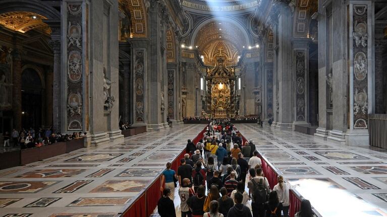 Se repiten las largas filas para rendirle el último homenaje al Papa en el Vaticano.