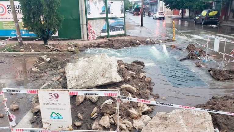 Se rompió un caño y hay gran pérdida de agua en una esquina de Córdoba